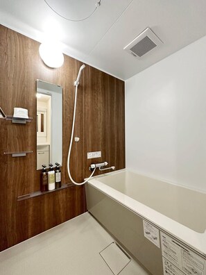 Badewanne, Haartrockner, Handtücher, Seife