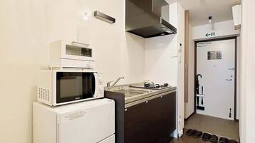 Fridge, microwave, stovetop, cookware/dishes/utensils