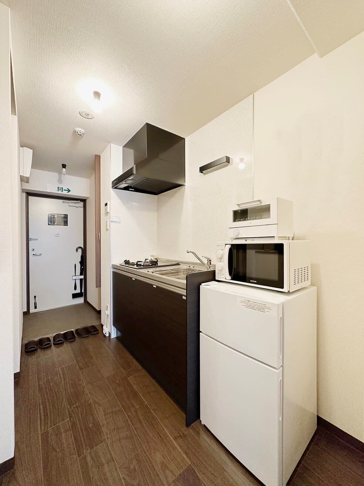 Fridge, microwave, stovetop, cookware/dishes/utensils