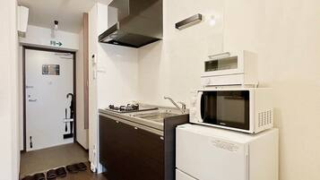 Fridge, microwave, stovetop, cookware/dishes/utensils