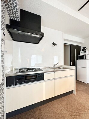 Frigorífico, microondas, placa de cocina y utensilios de cocina