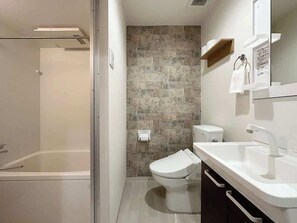 Bañera, secador de pelo y toallas