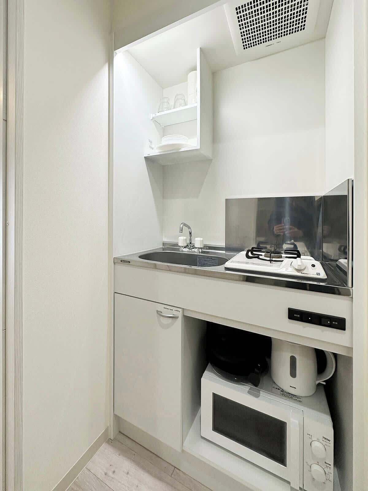 Kjøleskap, mikrobølgeovn, kokeplater og kjøkkenutstyr