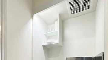 Kjøleskap, mikrobølgeovn, kokeplater og kjøkkenutstyr