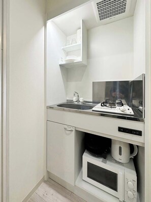 Kühlschrank, Mikrowelle, Herdplatte, Kochgeschirr/Geschirr/Besteck