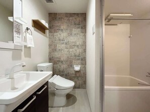 Badewanne, Haartrockner, Handtücher, Seife