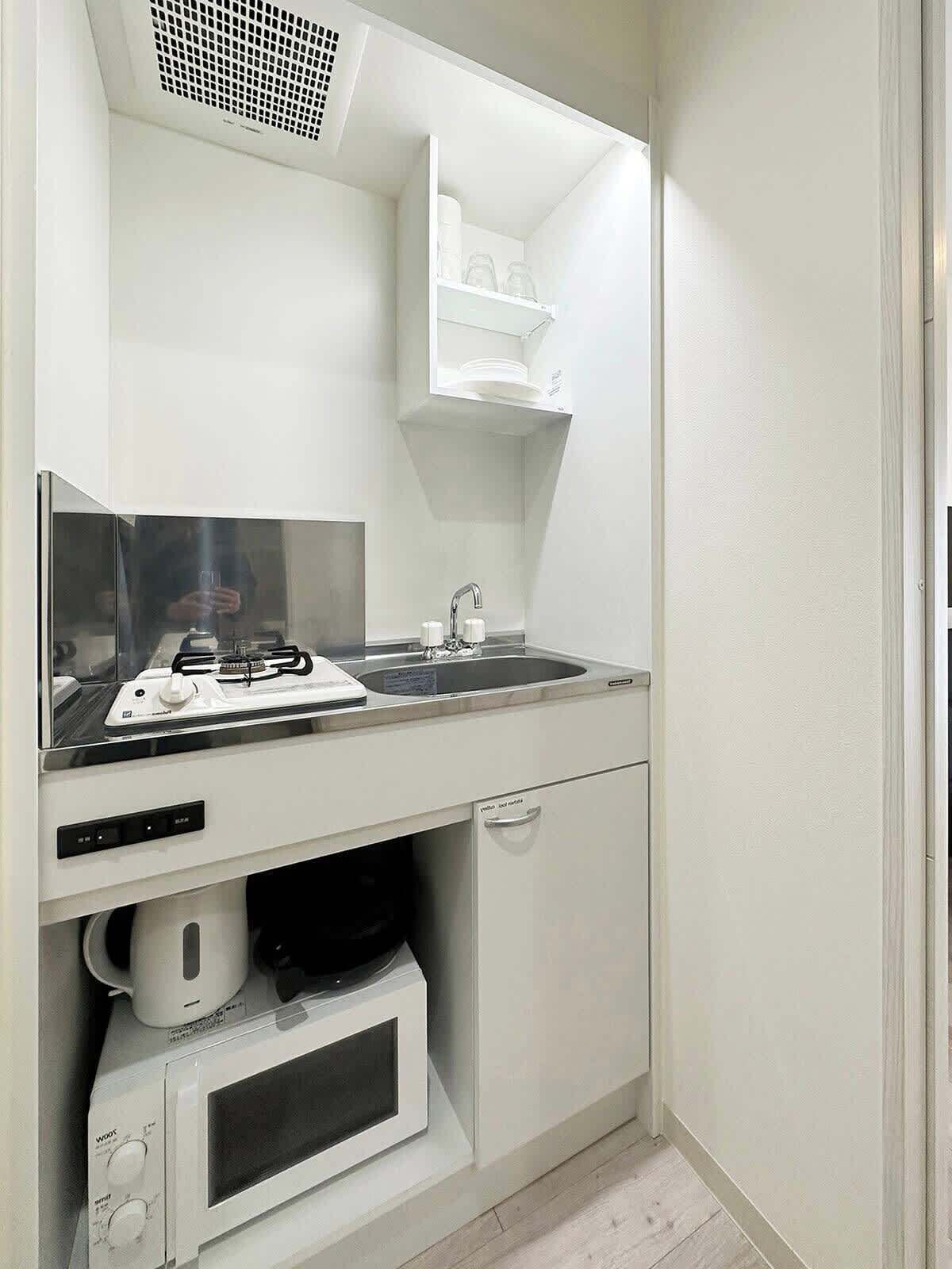 Fridge, microwave, stovetop, cookware/dishes/utensils