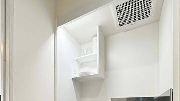 Refrigerador, microondas, placa de cocina, utensilios de cocina