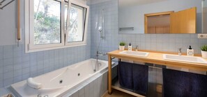 Hair dryer, towels, soap, shampoo - Oliver House (Tarragona)