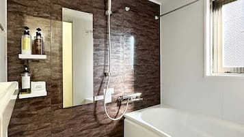 Bañera, secador de pelo, toallas, jabón