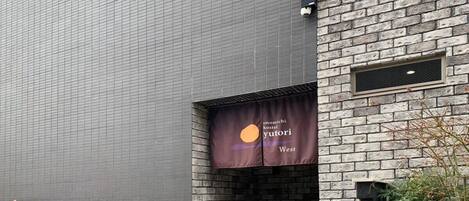 تفاصيل الفندق من الخارج