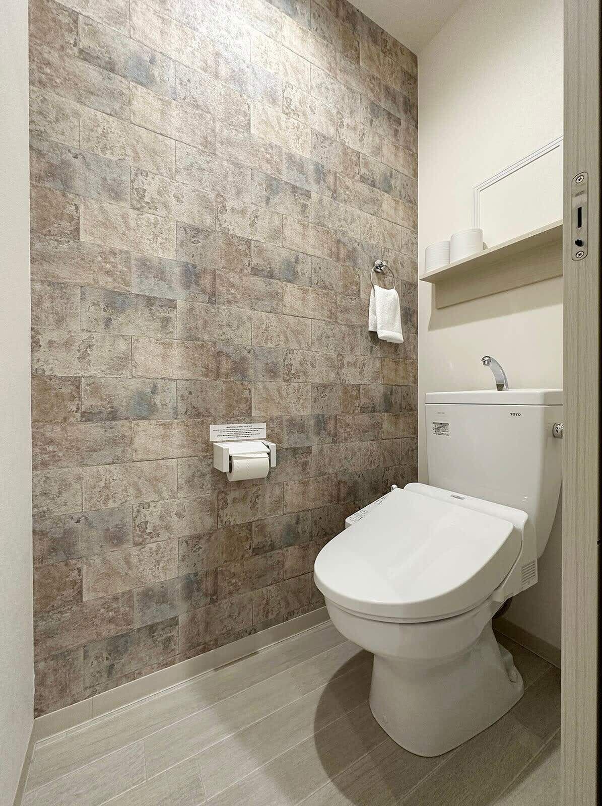 Bañera, secador de pelo, toallas, jabón