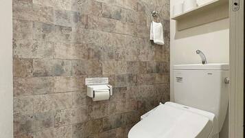Baignoire, sèche-cheveux, serviettes fournies, savon