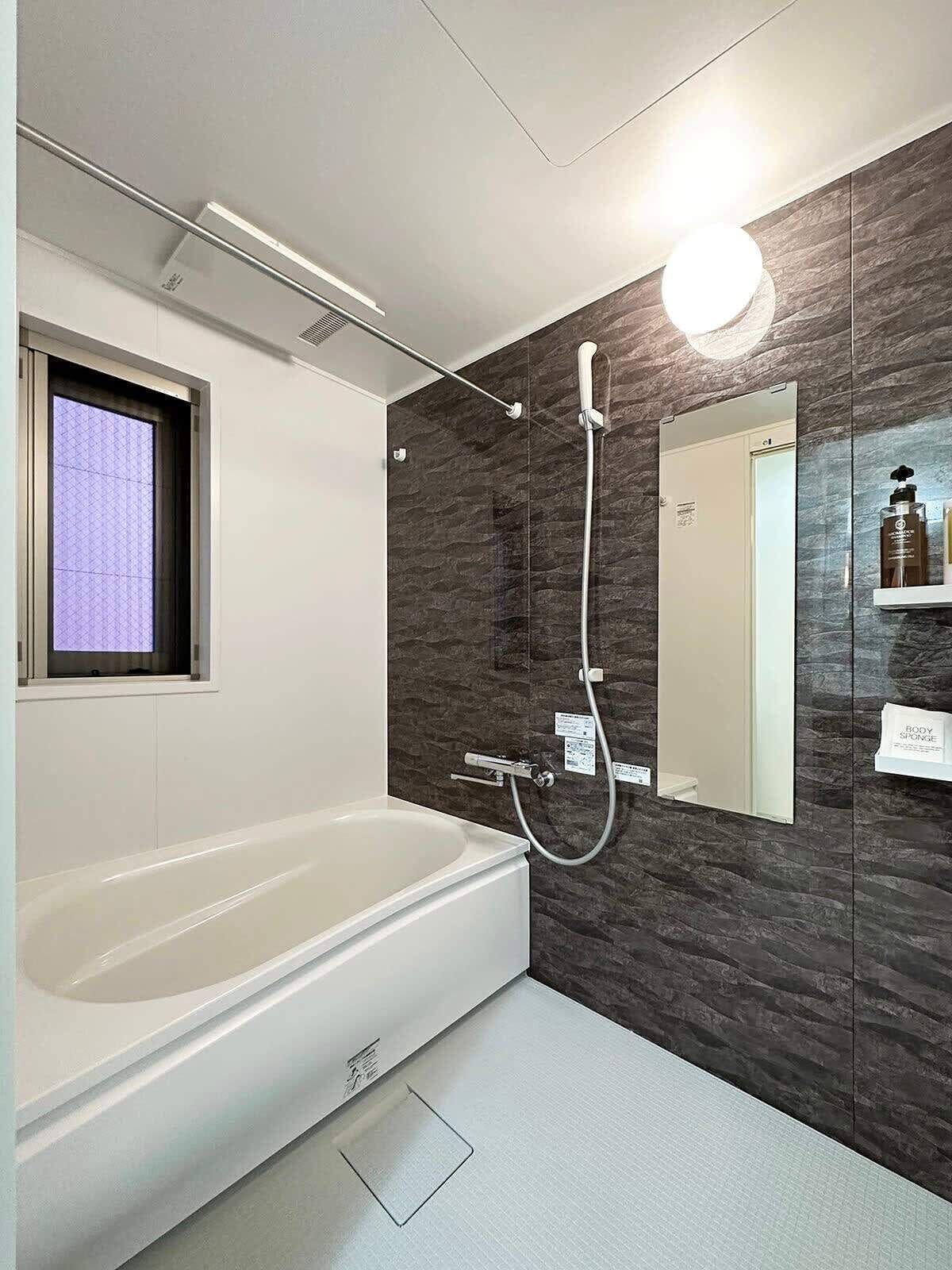 Bañera, secador de pelo, toallas, jabón