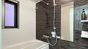 Bañera, secador de pelo, toallas, jabón