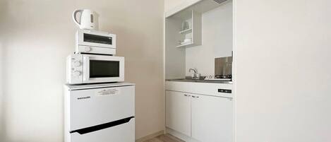 Kühlschrank, Mikrowelle, Herdplatte, Toaster