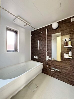 Bathtub, hair dryer, towels, soap - Spacious 2BR Apartment very near the Station (Onomichi)