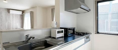 Réfrigérateur, micro-ondes, plaque de cuisson, grille-pain