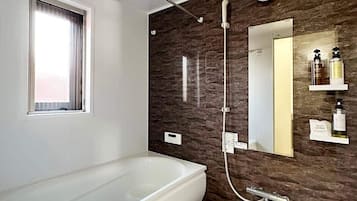 Baignoire, sèche-cheveux, serviettes fournies, savon