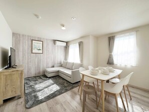 TV, offices - Spacious 2BR Apartment very near the Station (Onomichi)