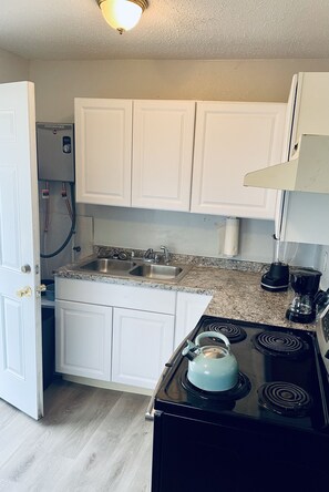 Refrigerador, microondas, horno y parrilla de estufa 