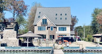 Fisherman's Cottage with lake access and dock private parking