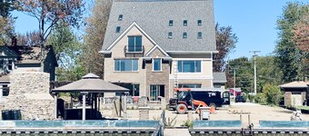 Fisherman's Cottage with lake access and dock private parking