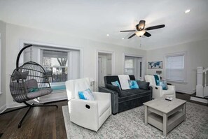 Télévision, livres, espaces bureaux