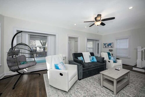 The Turquoise Oasis: A Serene 6BR Near Cleveland Clinic