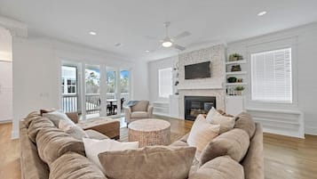 Una Smart TV, una chimenea