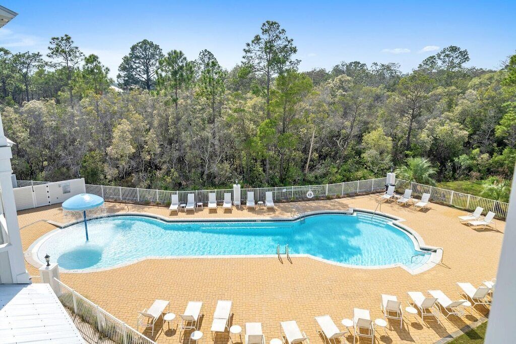 Utendørsbasseng og et oppvarmet basseng