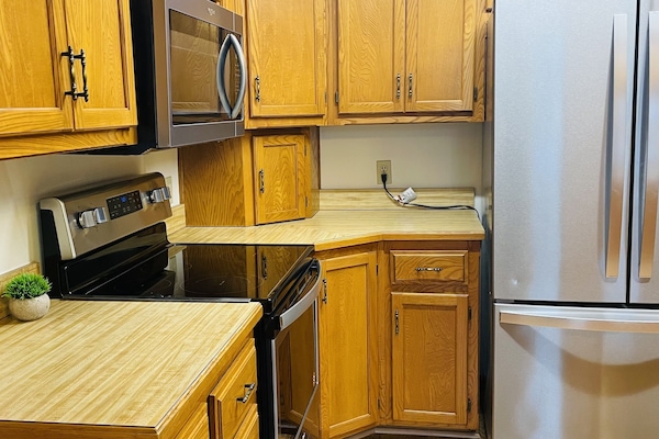 Cafetera y tetera, refrigerador, microondas y horno