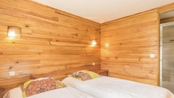 2 bedrooms, travel crib, free WiFi