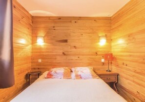 2 bedrooms, travel cot, free WiFi
