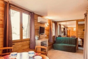 TV, tavolo da calcetto, tavolo da ping pong