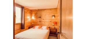 2 bedrooms, travel crib, free WiFi