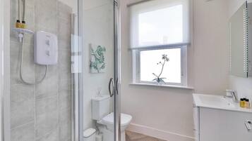 Apartment, Multiple Beds | Bathroom | Shower, hair dryer, towels
