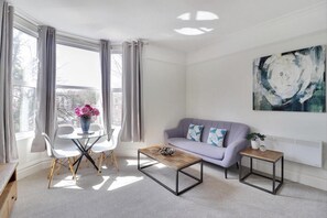Living area - Beautiful 2-bed Apartment in Tunbridge Wells (Royal Tunbridge Wells)