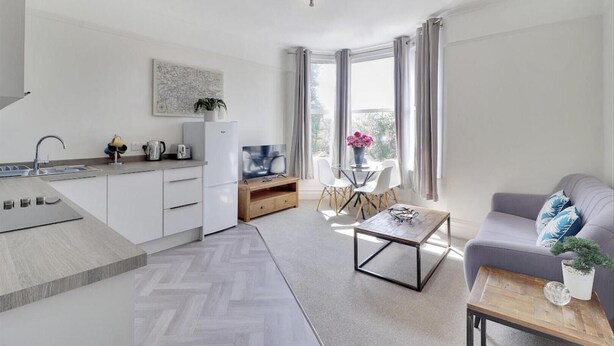 A modern apartment with a kitchen, dining area, and living room. - Beautiful 2-bed Apartment in Tunbridge Wells (Royal Tunbridge Wells)