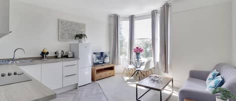 Apartment, Multiple Beds | Living area