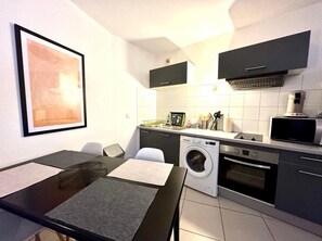 Kühlschrank, Mikrowelle, Ofen, Wasserkocher mit Kaffee-/Teezubehör