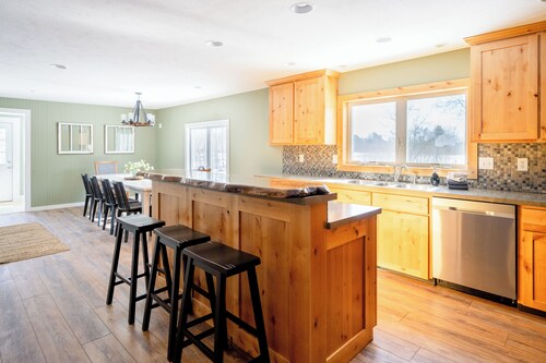 Peaceful 5-acre Retreat w/ Fishing Pond