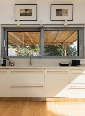 ثلاجة/مجمد بحجم كبير، فرن، موقد طهي مسطح، غسالة أطباق