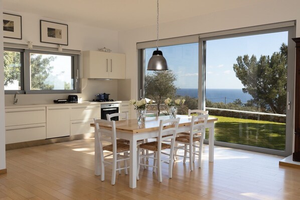 ثلاجة/مجمد بحجم كبير، فرن، موقد طهي مسطح، غسالة أطباق