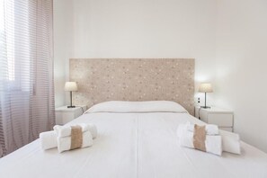 3 chambres, fer et planche à repasser, Wi-Fi, draps fournis