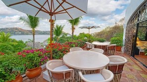 Outdoor dining - Ocean Views and a Garden to Fall in Love With (Zihuatanejo)