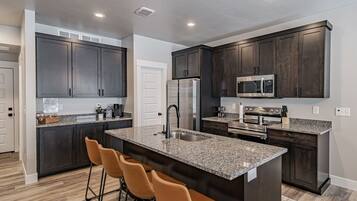 Kjøleskap, mikrobølgeovn, ovn og kokeplater