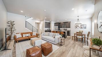 Smart-TV, DVD-spiller og bøker