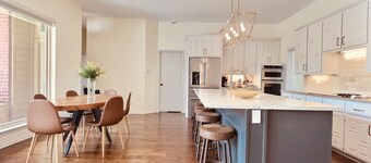 Stylish 5-BR Villa w/ Pool & Hot Tub - 5 min from the lake!