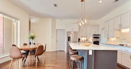 Stylish 5-BR Villa w/ Pool & Hot Tub - 5 min from the lake!